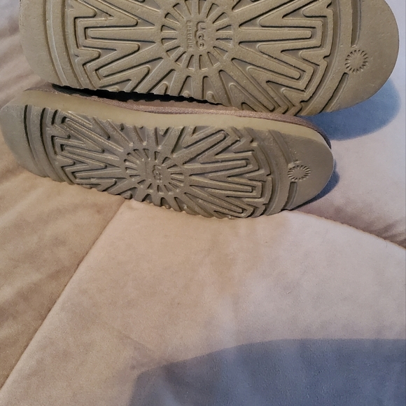 Ugg - Picture 4 of 6